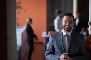 retrato de homem de negócios jovem no escritório moderno foto