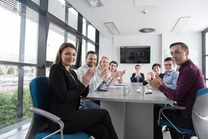 grupo de jovens reunidos no escritório de inicialização foto