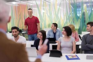 professor com um grupo de alunos em sala de aula foto