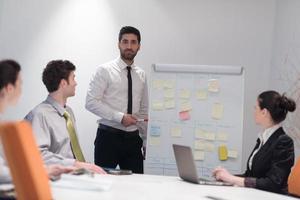 pessoas de negócios grupo brainstorming e tomar notas para flip board foto