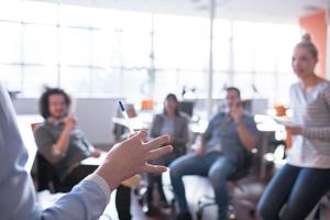 equipe de negócios jovem em uma reunião no prédio de escritórios moderno foto