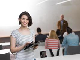 retrato de aluna feliz em sala de aula foto