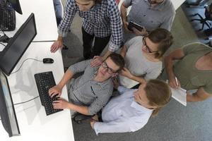 grupo de empresários de inicialização trabalhando em equipe para encontrar solução foto