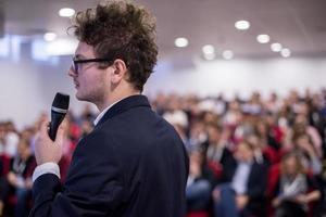 empresário de sucesso dando apresentações na sala de conferências foto