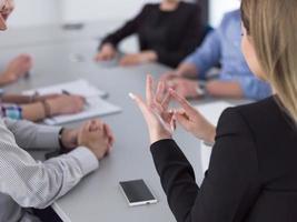 equipe de negócios em uma reunião no prédio de escritórios moderno foto