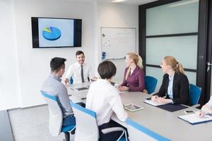 grupo de jovens empresários na reunião de equipe no escritório moderno foto