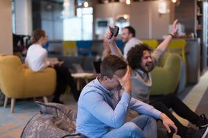 trabalhadores de escritório de inicialização jogando jogos de computador foto