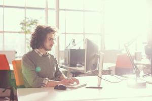 empresário trabalhando usando um computador no escritório de inicialização foto