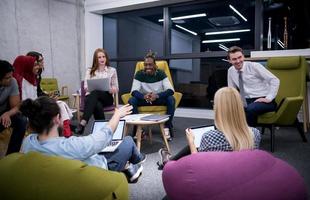 equipe de negócios de inicialização multiétnica tendo reunião foto