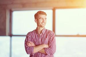 retrato de jovem empresário casual no canteiro de obras foto