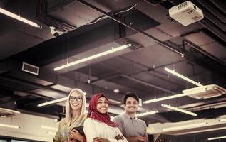 retrato de empresários multiétnicos bem sucedidos foto