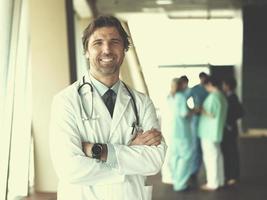 grupo de equipe médica no hospital, médico na frente da equipe foto