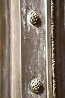 busto bronze enferrujado marrom madeira fechada itália lombardia foto