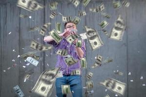 empresário fazendo a chuva de dinheiro foto