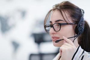 mulher de negócios com fones de ouvido no trabalho foto