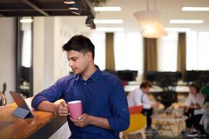 homem de negócios indiano casual dando uma pausa no trabalho foto