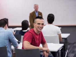 grupo de estudantes de tecnologia na sala de aula da escola de laboratório de informática foto