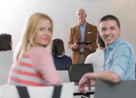 professor com um grupo de alunos em sala de aula foto