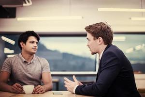 retrato de dois jovens empresários de sucesso foto