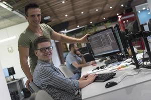 grupo de empresários de inicialização trabalhando em equipe para encontrar solução foto