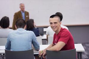 grupo de estudantes de tecnologia na sala de aula da escola de laboratório de informática foto