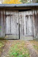 porta de celeiro de madeira velha foto