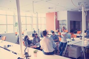 equipe de negócios jovem em uma reunião no prédio de escritórios moderno foto