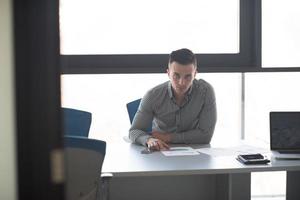 jovem empresário em sua mesa no escritório foto