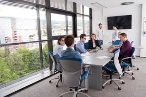 equipe de negócios em uma reunião no prédio de escritórios moderno foto