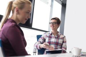 jovem mulher de negócios na sala de reuniões do escritório moderno foto