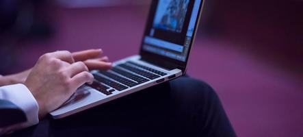 mãos de pessoas de negócios usando computador portátil foto