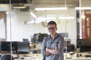 homem de negócios no escritório moderno foto