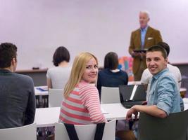 professor com um grupo de alunos em sala de aula foto