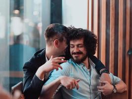 diversos amigos casal gay abraçando. homens elegantes da geração z namorando apaixonados desfrutam de relacionamentos românticos foto