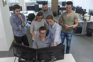 grupo de empresários de inicialização trabalhando em equipe para encontrar solução foto