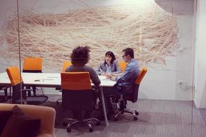 equipe de negócios em uma reunião no prédio de escritórios moderno foto