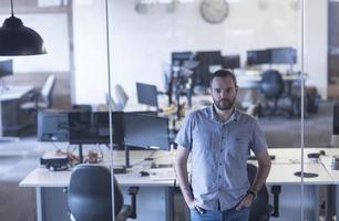 homem de negócios no escritório moderno foto