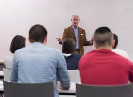 professor com um grupo de alunos em sala de aula foto