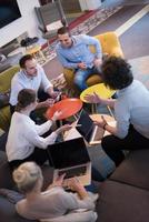 equipe de negócios de inicialização em uma reunião no prédio de escritórios moderno foto