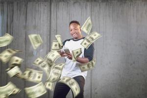 empresário negro fazendo a chuva de dinheiro foto