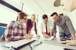 equipe de negócios de inicialização em reunião no escritório moderno foto