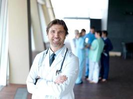 grupo de equipe médica no hospital, médico na frente da equipe foto