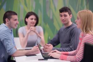 alunos estudo em grupo foto