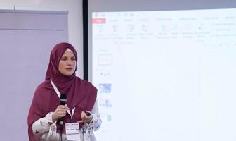 empresária muçulmana fazendo apresentações foto