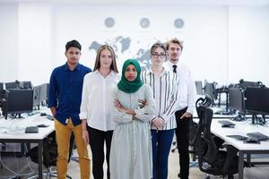 retrato da jovem equipe de negócios multiétnica animada foto