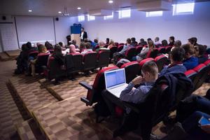 empresário de sucesso dando apresentações na sala de conferências foto