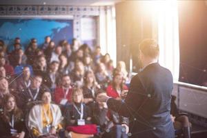 empresário de sucesso dando apresentações na sala de conferências foto