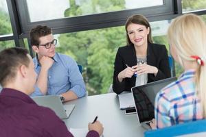 equipe de negócios em uma reunião no prédio de escritórios moderno foto