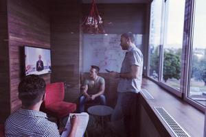 iniciar grupo de empresários participando de videoconferência foto