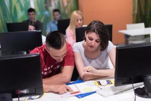 grupo de estudantes de tecnologia trabalhando na sala de aula da escola de laboratório de informática foto